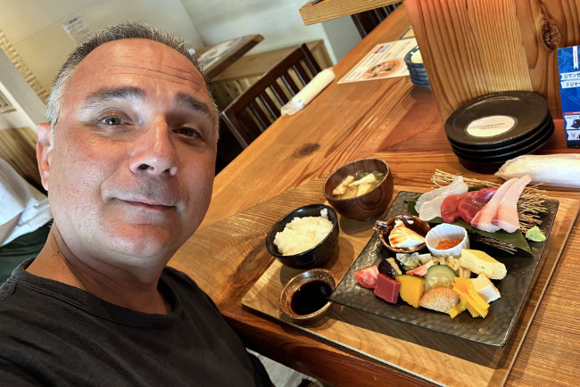 Come si mangia in Giappone: abitudini, orari e curiosità 1 danilo che mangia cucina giapponese