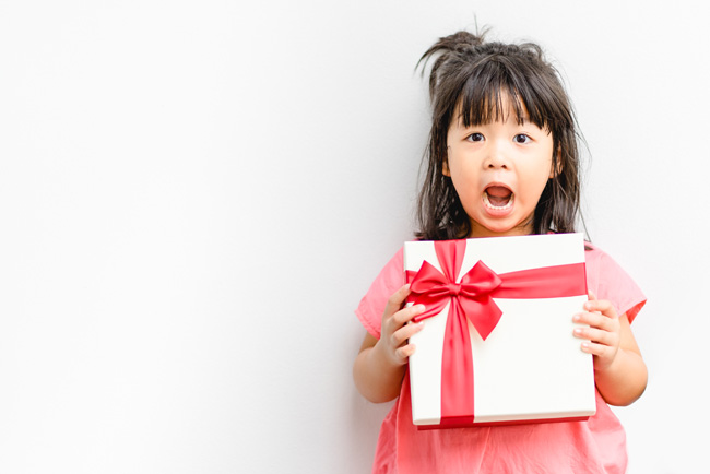 bambina giapponese con regalo